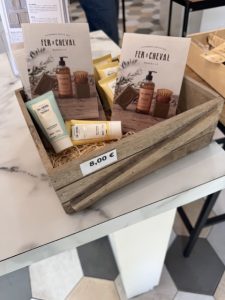 Présentoir gamme cadeau savon de Marseille Fer à Cheval avec savons estampillés et signalétique vintage