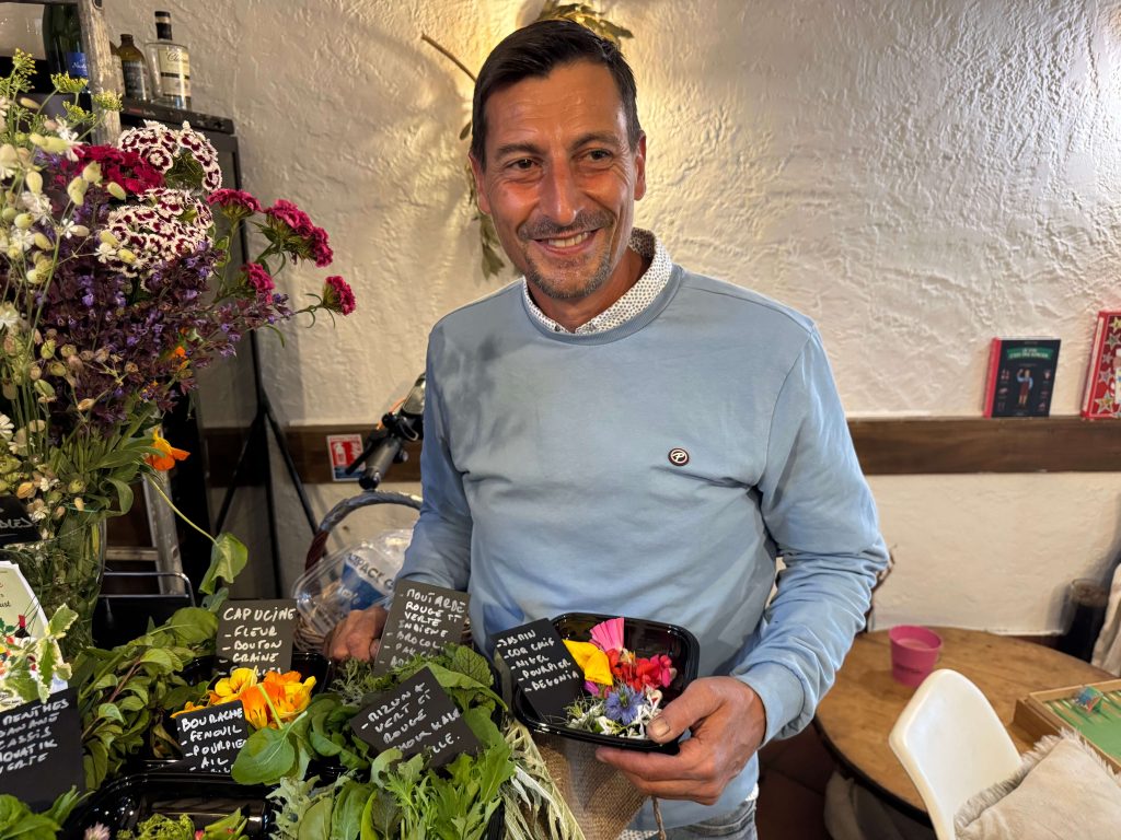Alexandre Troupel, producteur bio (GAEC Plaine et Terre), sur son étal à Marseille